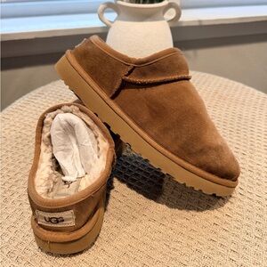UGG CHESTNUT CLASSIC SLIPPER SUEDE/ WOOL SLIPPERS, WOMEN SIZE 10.